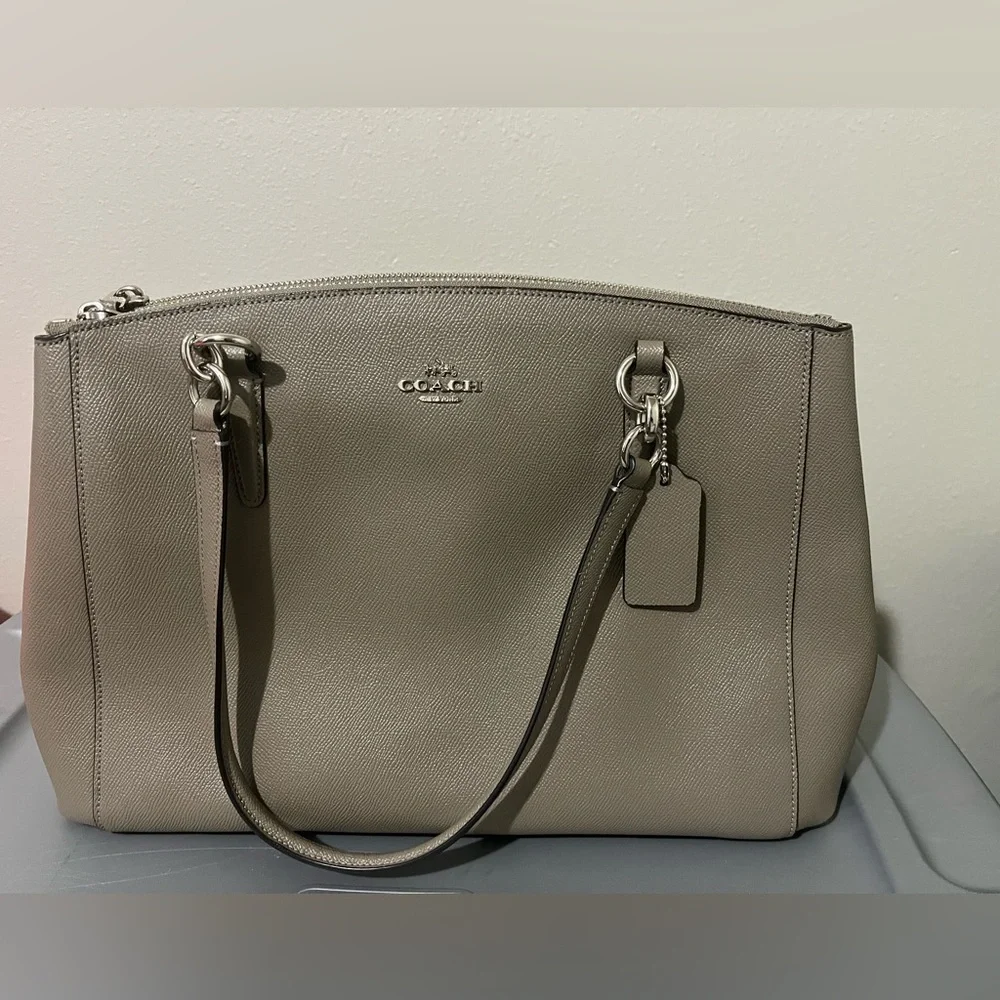 Beautiful Coach handbag- NWOT- elephant grey- with removable shoulder strap - Picture 2 of 5